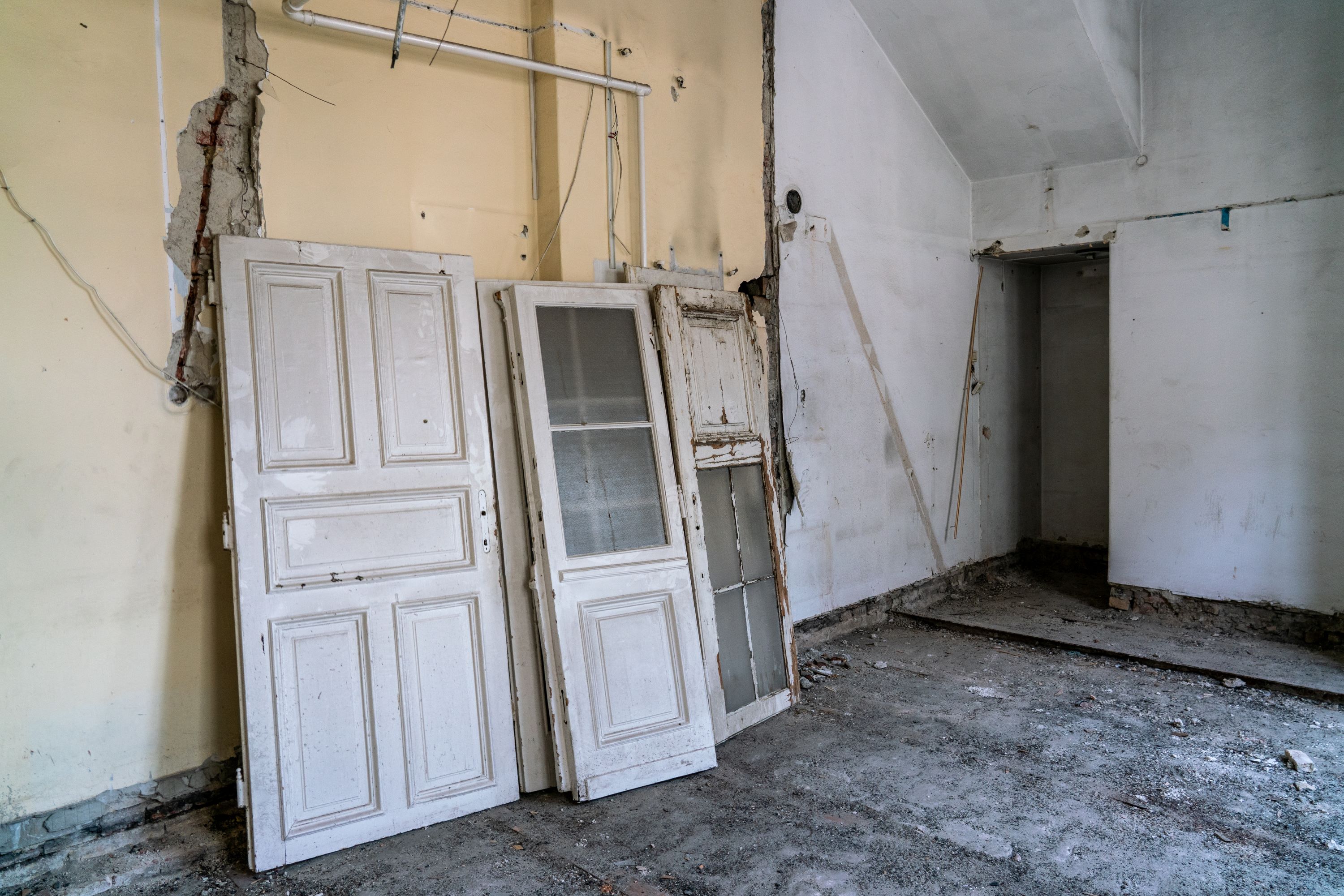 Inside Múzeum körút 19 in Budapest: A partially abandoned building designed by Miklós Ybl for Zsigmond Róth