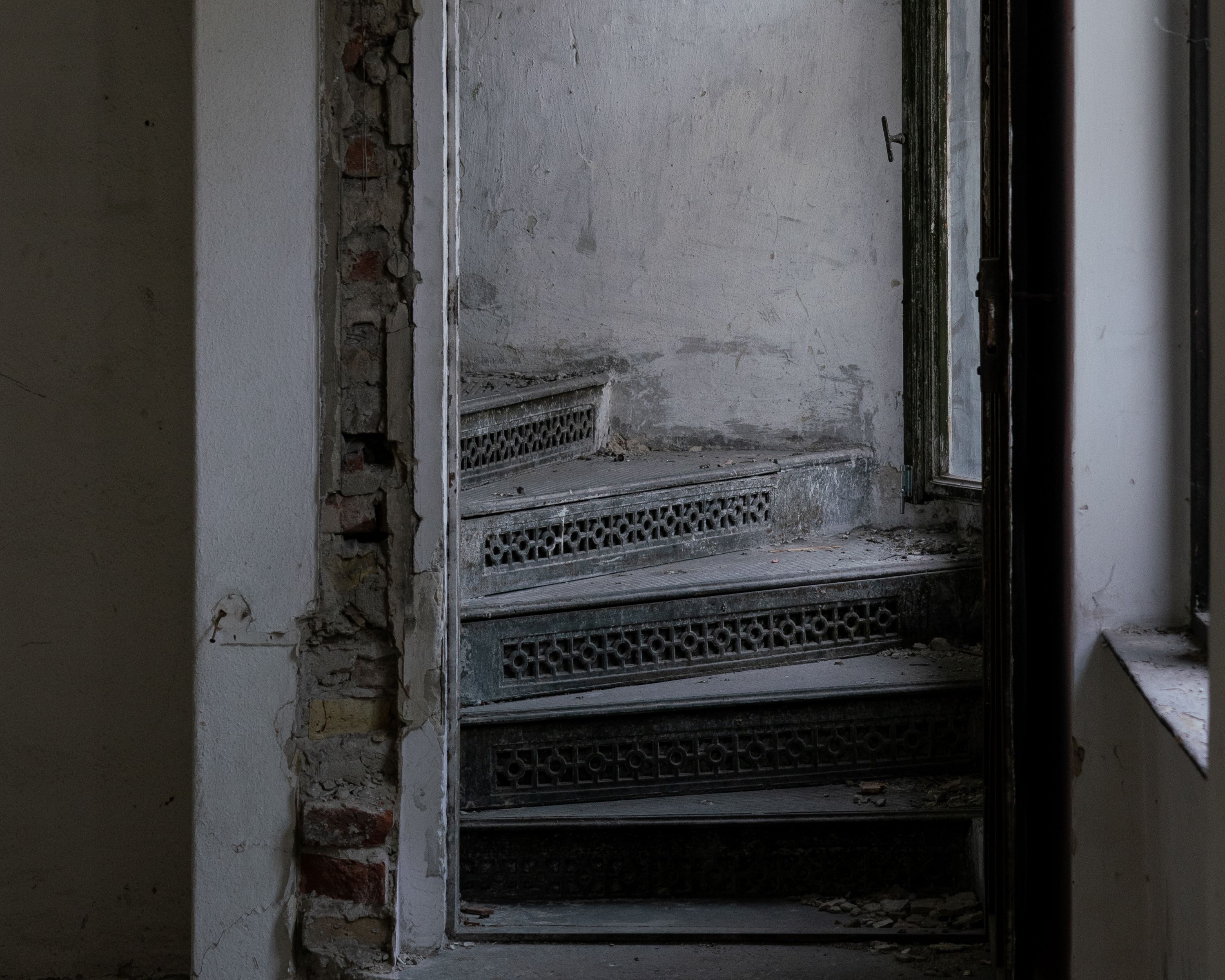 Inside Múzeum körút 19 in Budapest: A partially abandoned building designed by Miklós Ybl for Zsigmond Róth