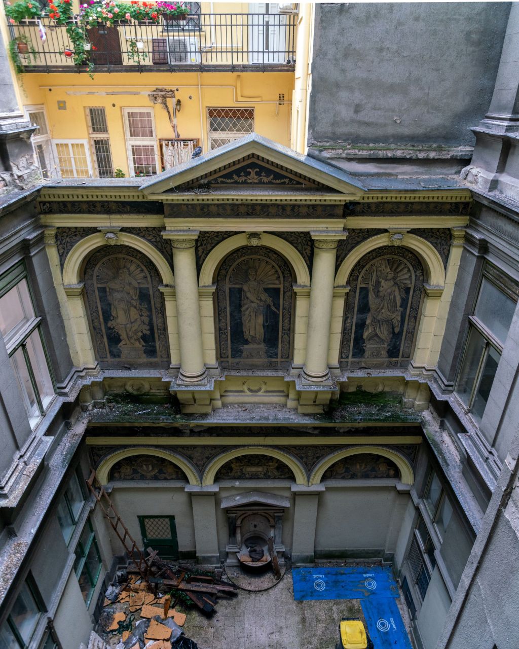 An Abandoned Beauty in the Heart of Budapest : Múzeum körút&nbsp;19