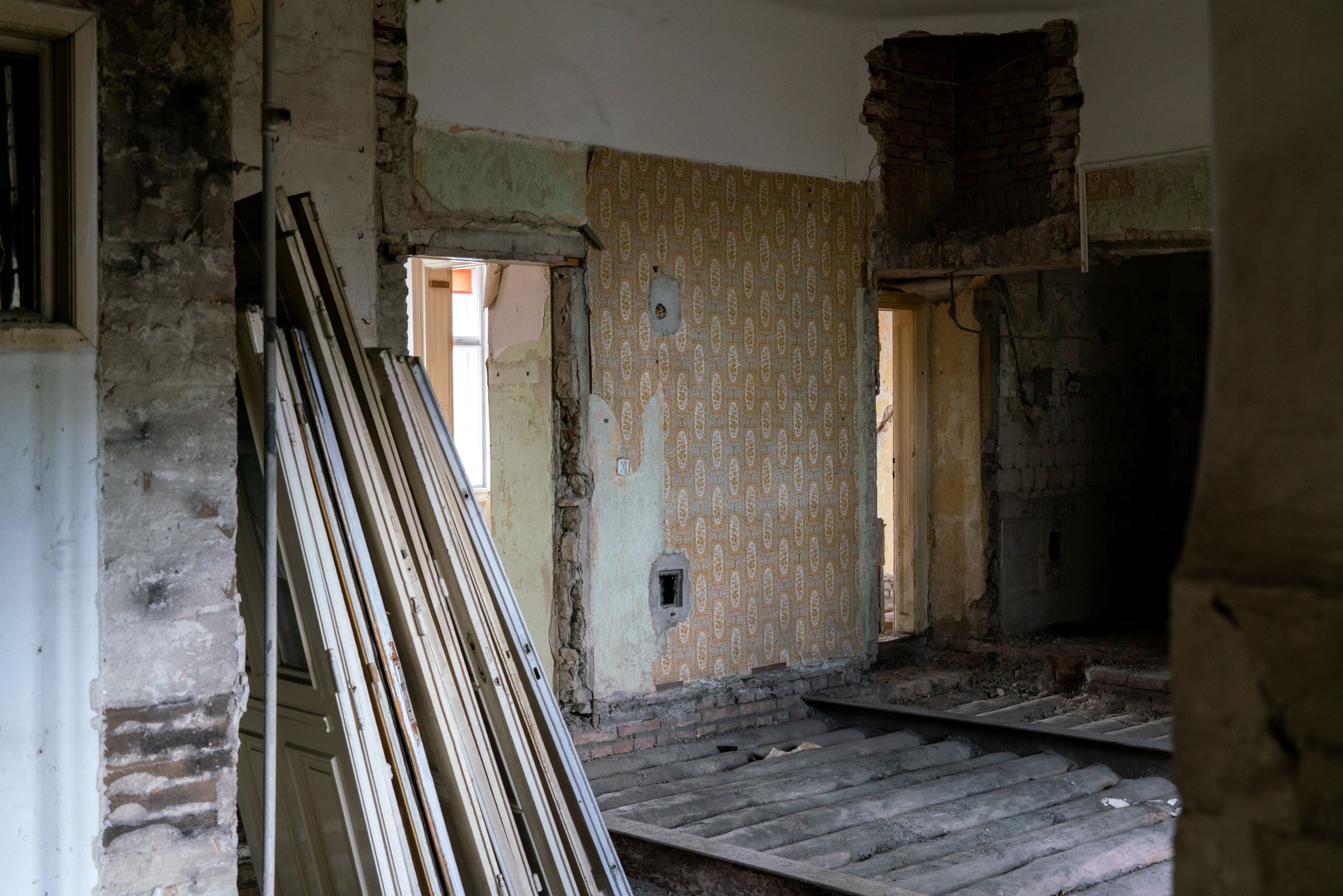 Inside Múzeum körút 19 in Budapest: A partially abandoned building designed by Miklós Ybl for Zsigmond Róth