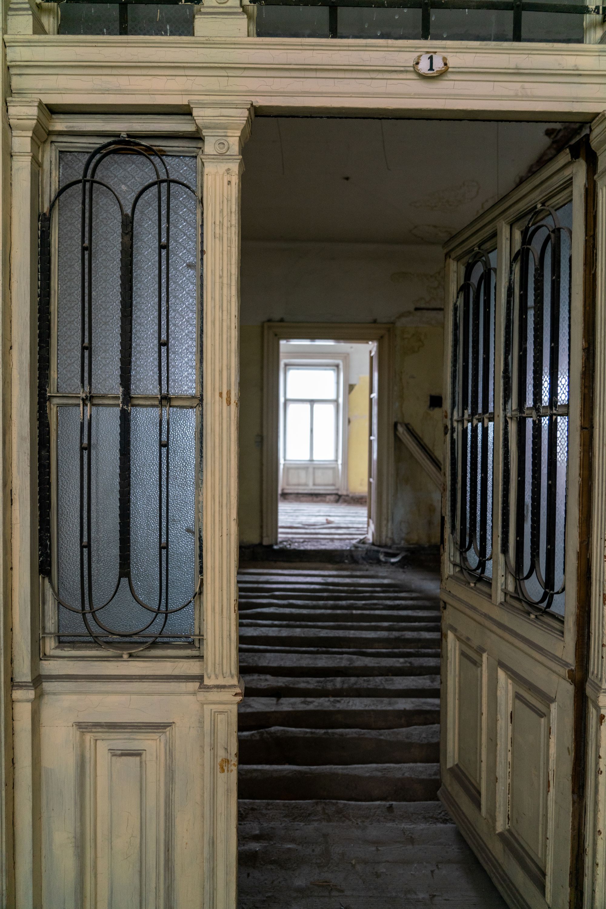 Inside Múzeum körút 19 in Budapest: A partially abandoned building designed by Miklós Ybl for Zsigmond Róth