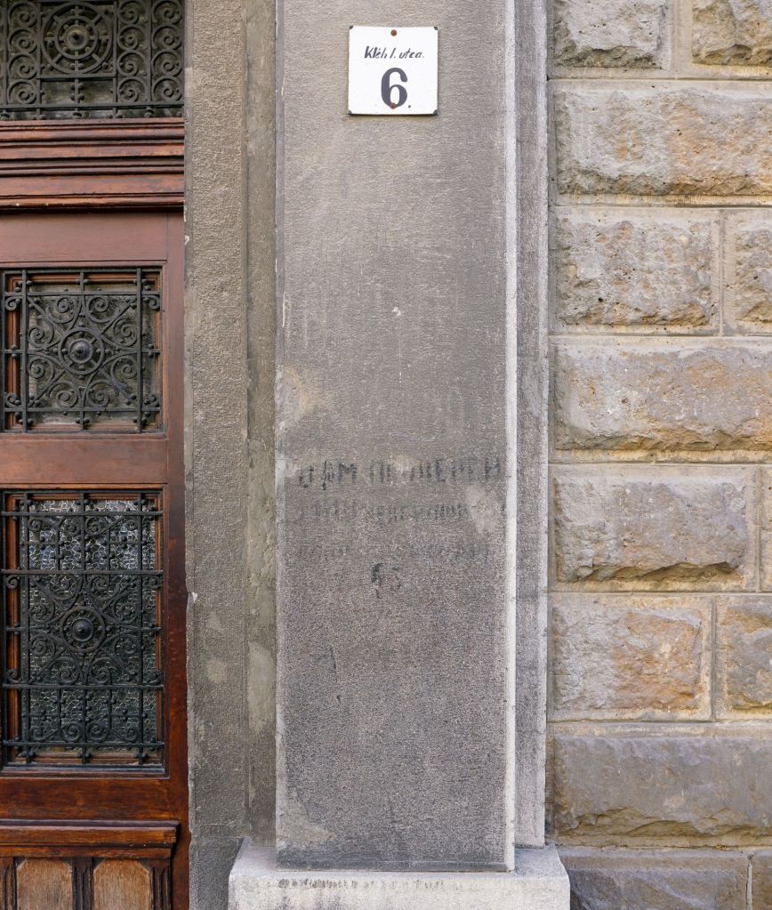 Inscription indicating that a house was cleared from explosive devices painted on the wall by Soviet soldiers in 1945. This inscription is located at Kléh István utca 6 in Budapest.