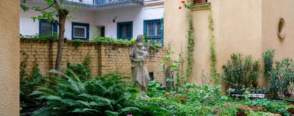 Saints in the Courtyard: The Virgin Mary and Nepomuk in Práter utca&nbsp;16