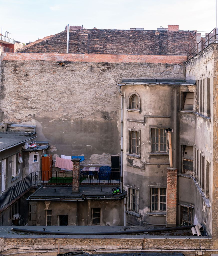 Discover Budapest's last mikveh at Kazinczy Utca 16 – a Jewish ritual bath with a unique facade, preserved since 1928.