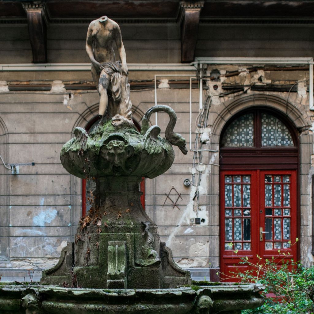 Meet the Headless Venus of Szív&nbsp;utca