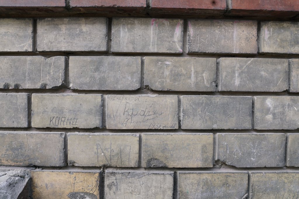 Prewar graffiti in Lomb utca