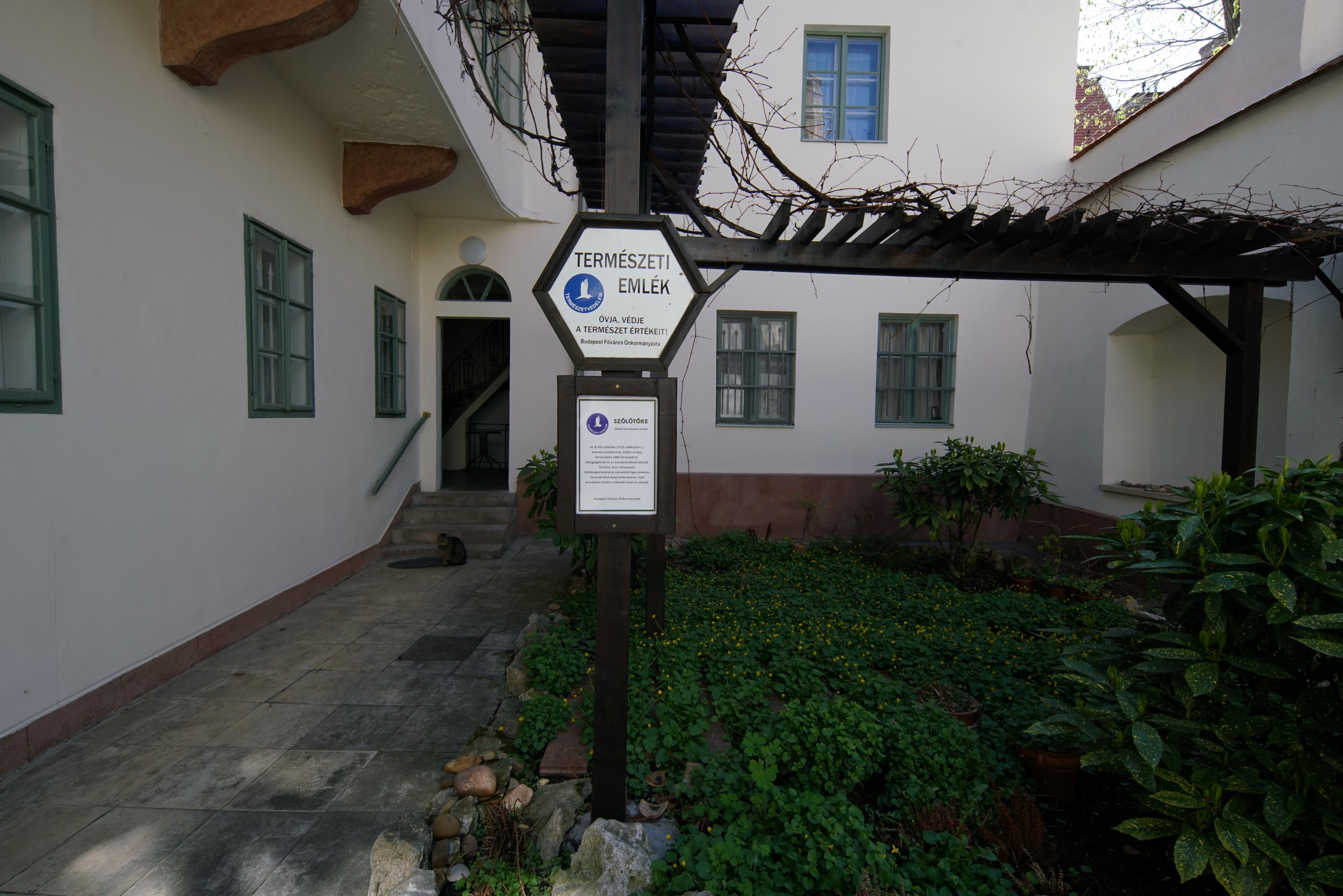 Budapest, Bécsikapu tér 8 : Eszterházy-ház