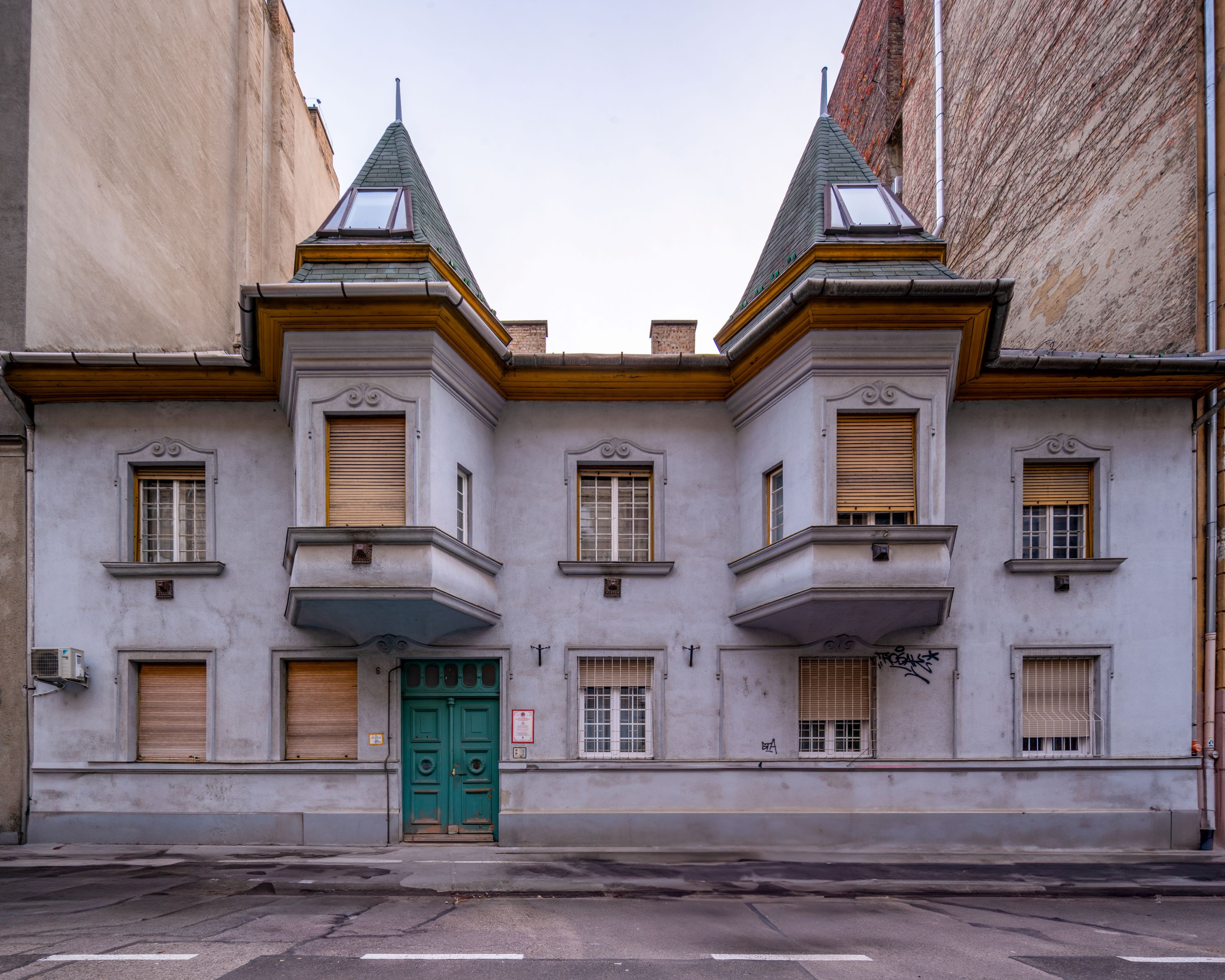 Old facade in Vak Bottyán utca, Budapest