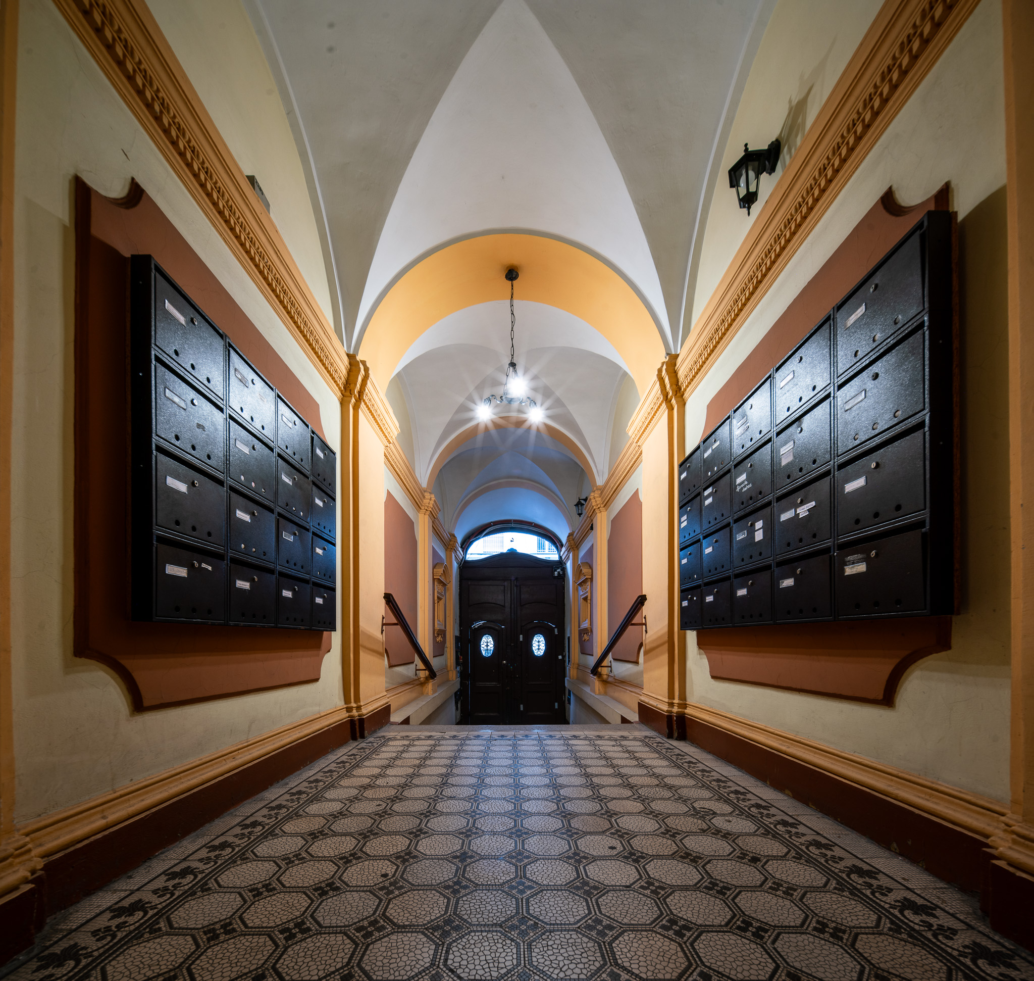 The entrance of Visegrádi utca 4, an old building in the 13th district of Budapest