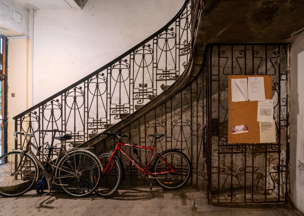 Székely Mihály utca 12: Second-Hand Stores and Stabbing in&nbsp;Terézváros