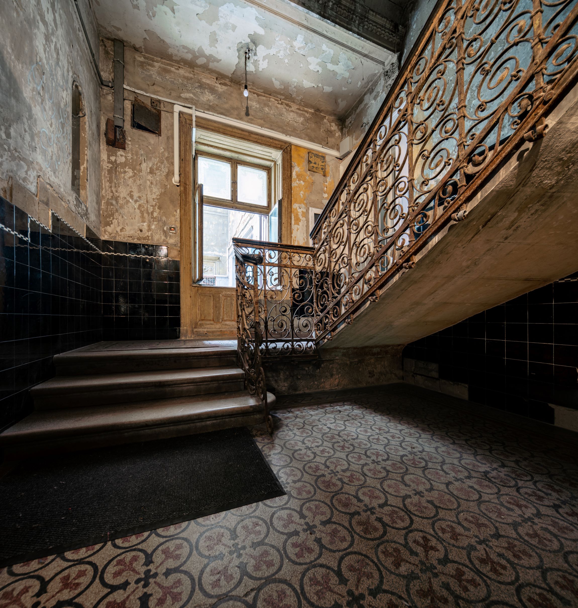 Csengery utca 80 - Decaying house in Terézváros, Budapest