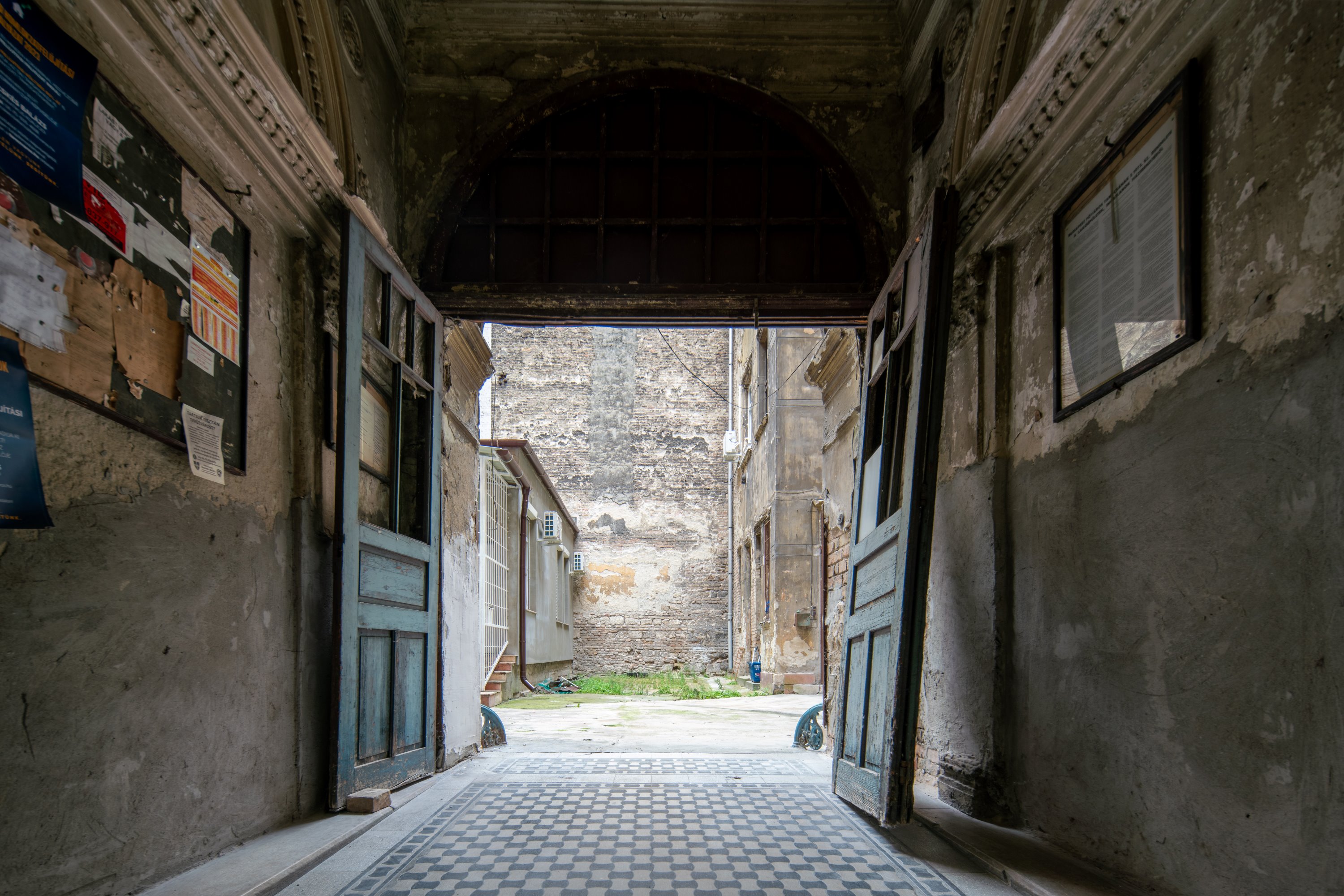 Csengery utca 80 - Decaying house in Terézváros, Budapest
