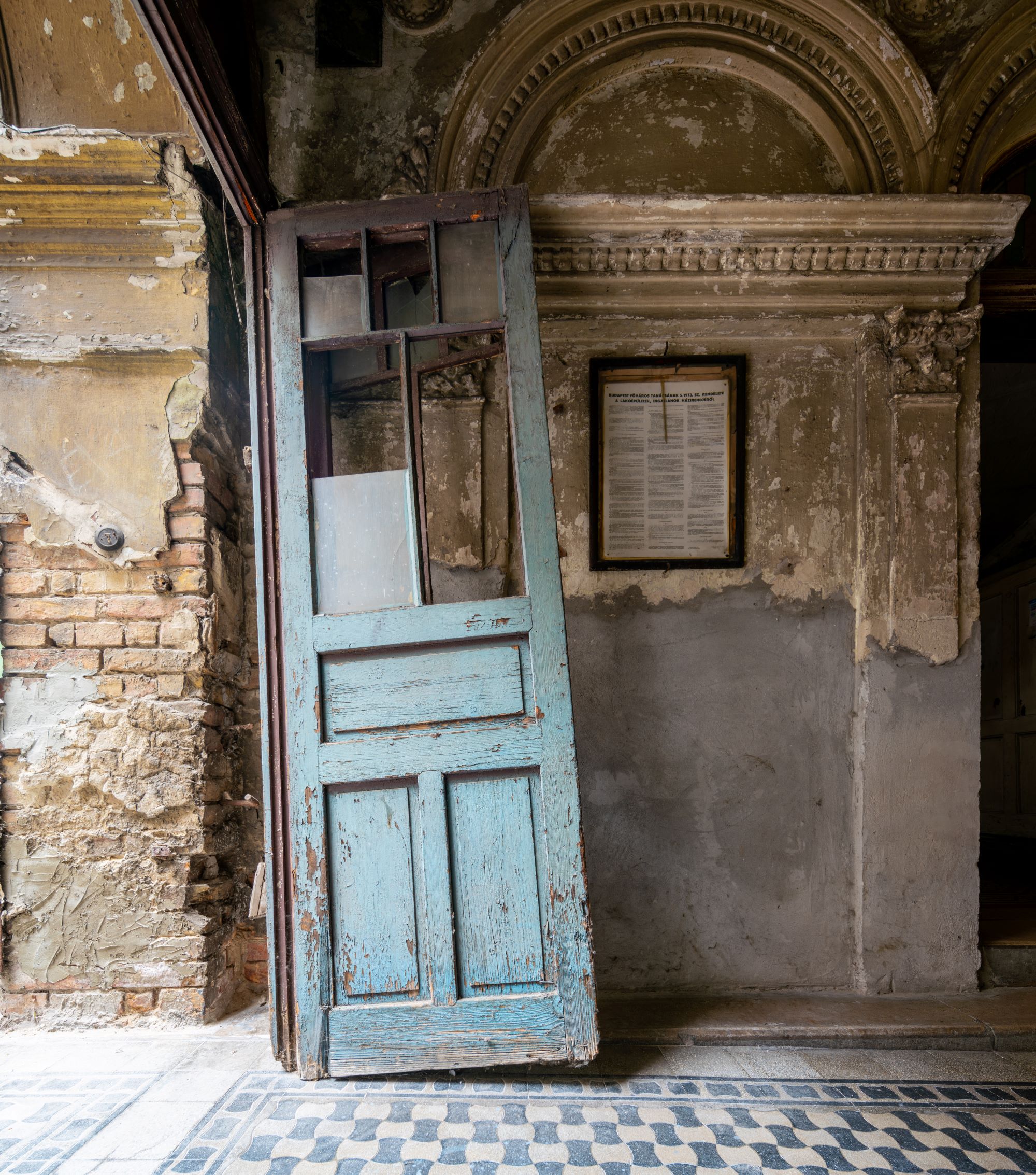 Csengery utca 80 - Decaying house in Terézváros, Budapest