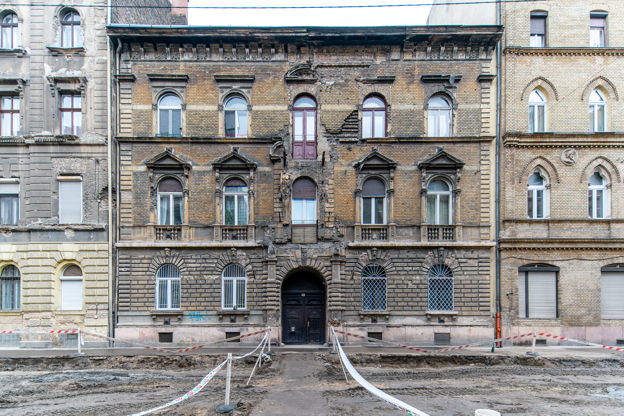 Csengery utca 80 - Decaying house in Terézváros, Budapest