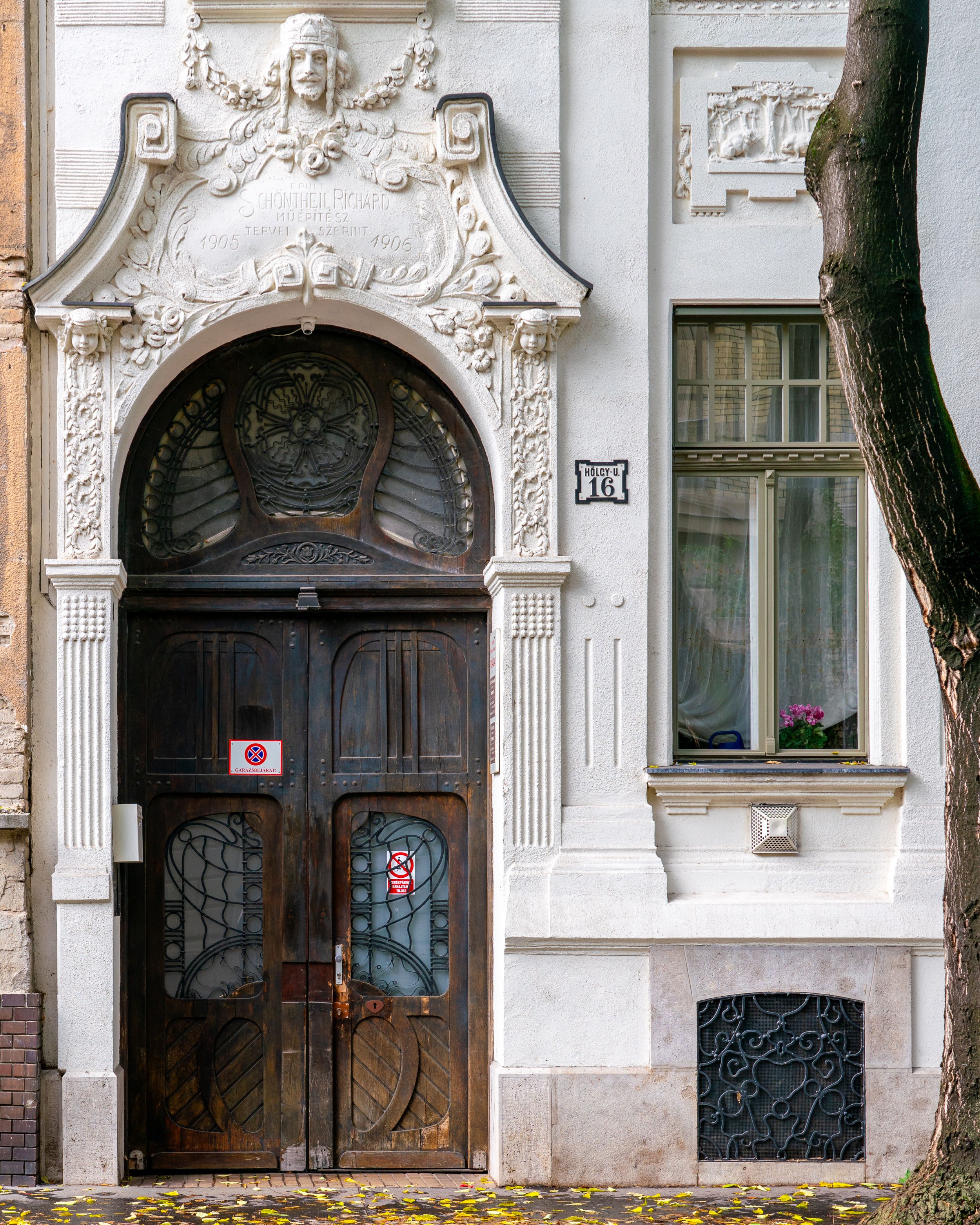 Art Nouveau door in Kőbánya, Budapest