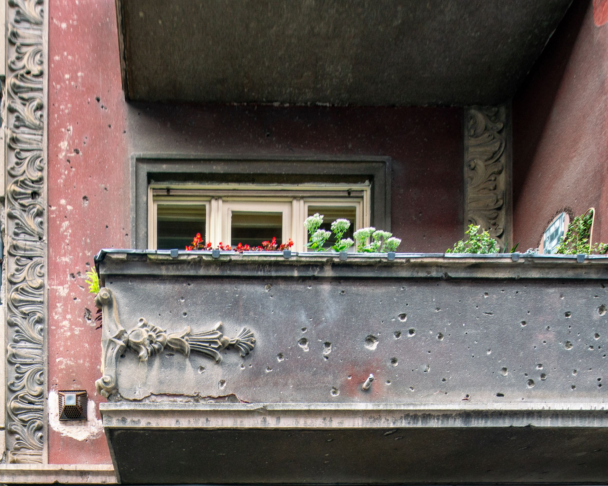 Art Deco Face in Kosciuszko Tádé utca, Budapest