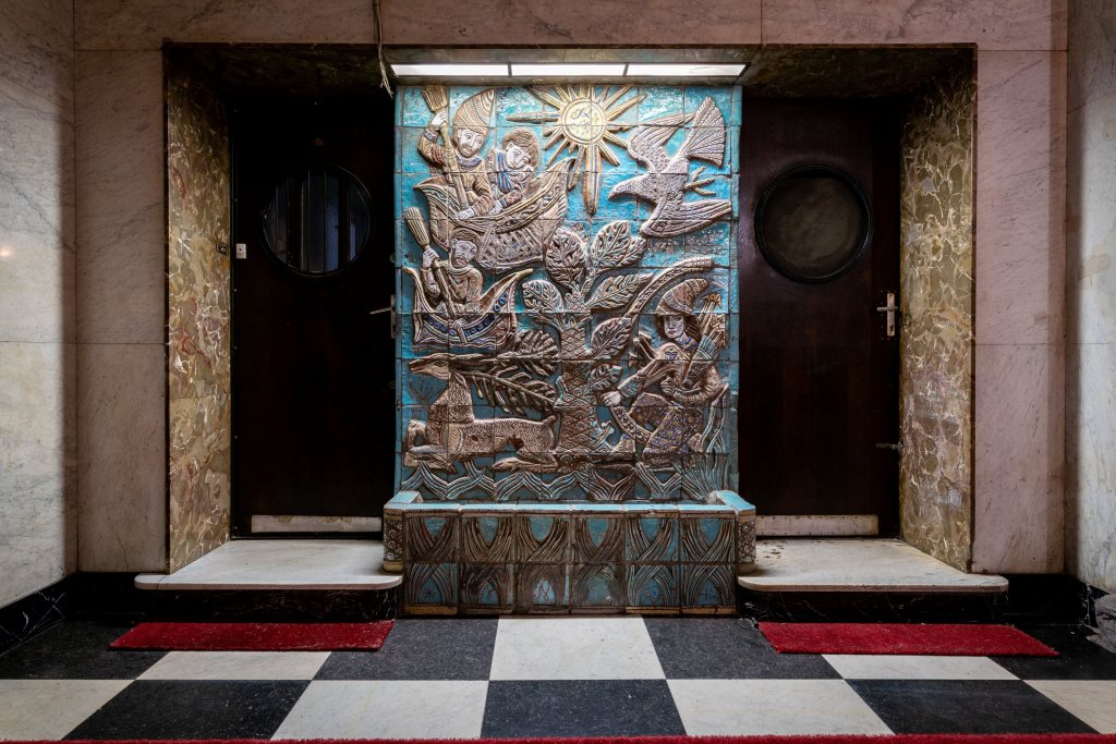 Bimbó utca 11 : A Beautiful Artwork Hidden in a Modernist House in Budapest’s 2nd District