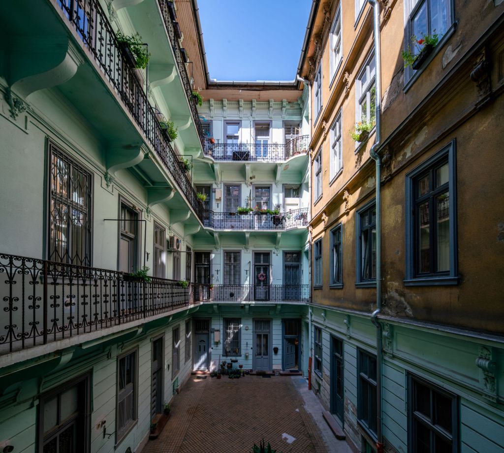 Thököly út 10 : Hungarian Emigrants’ First Steps Toward the United&nbsp;States