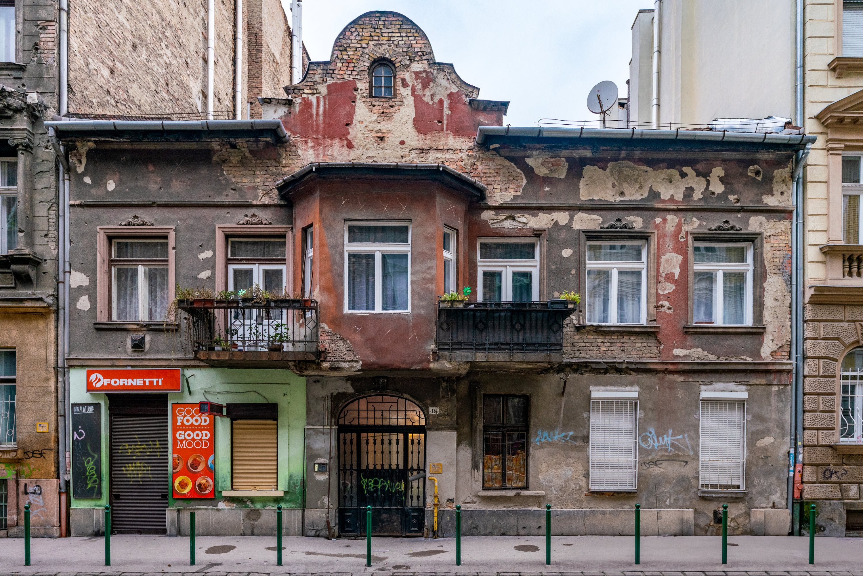 Old facade on Práter utca, Józsefváros, Budapest