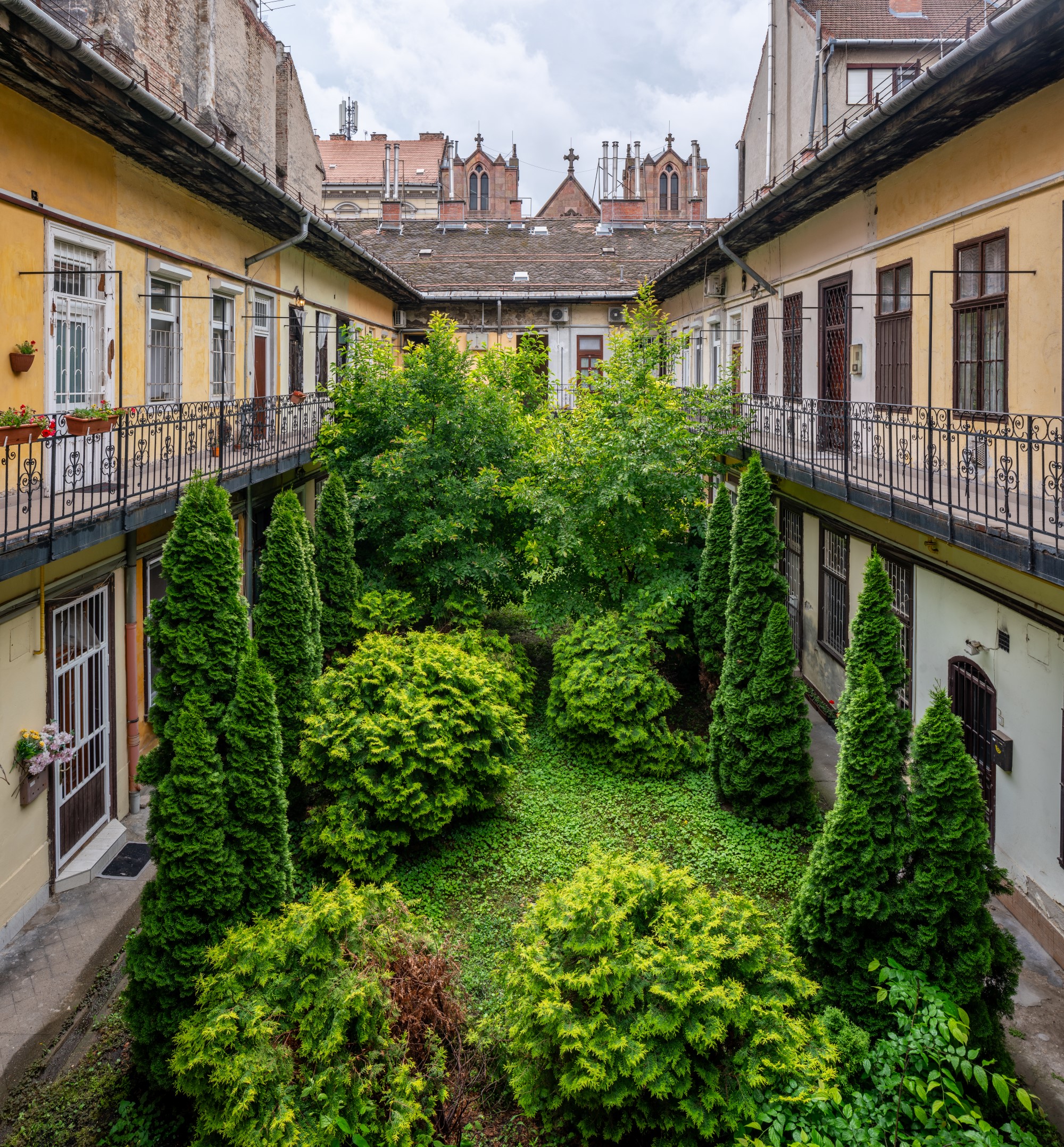 Green courtyard in Szondi utca, Budapest