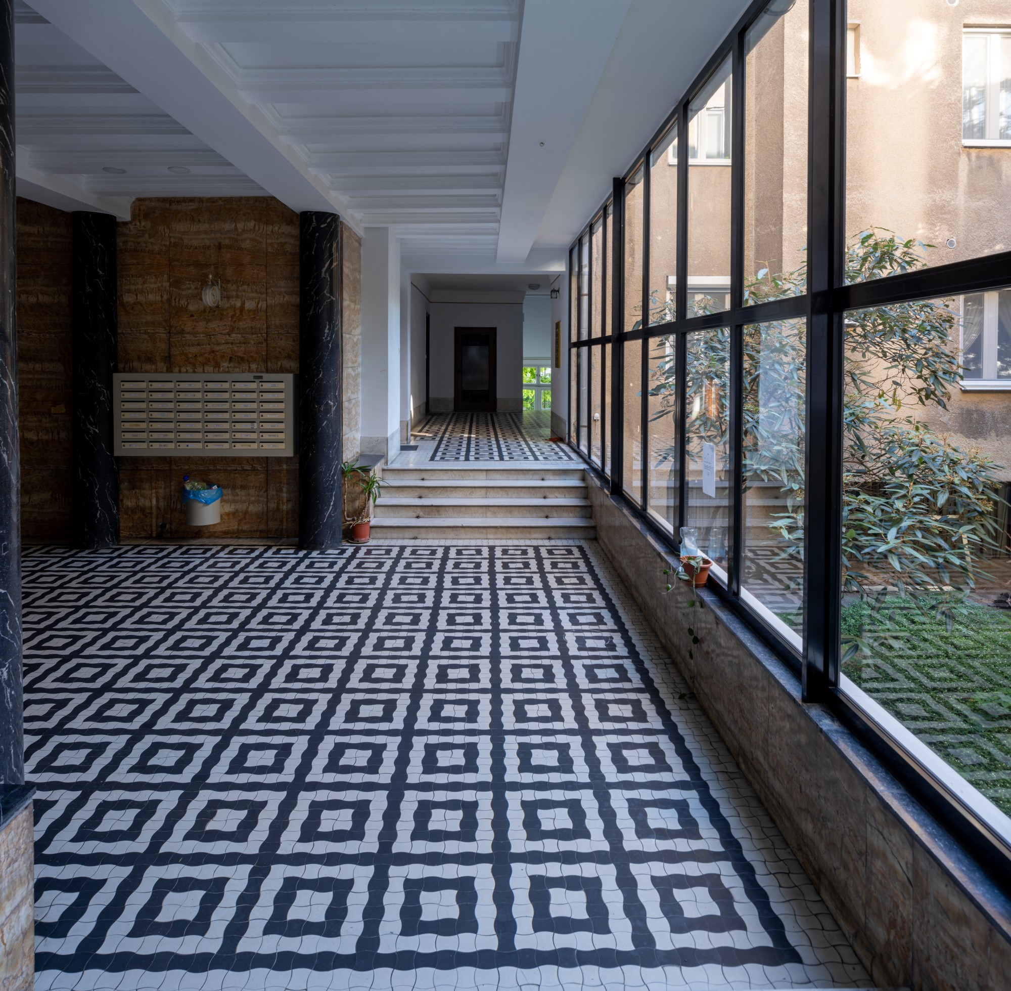 The modernist house at Városliget 8/b was designed by Tibor Szivessy and its lobby has beautiful stained glass ornaments.