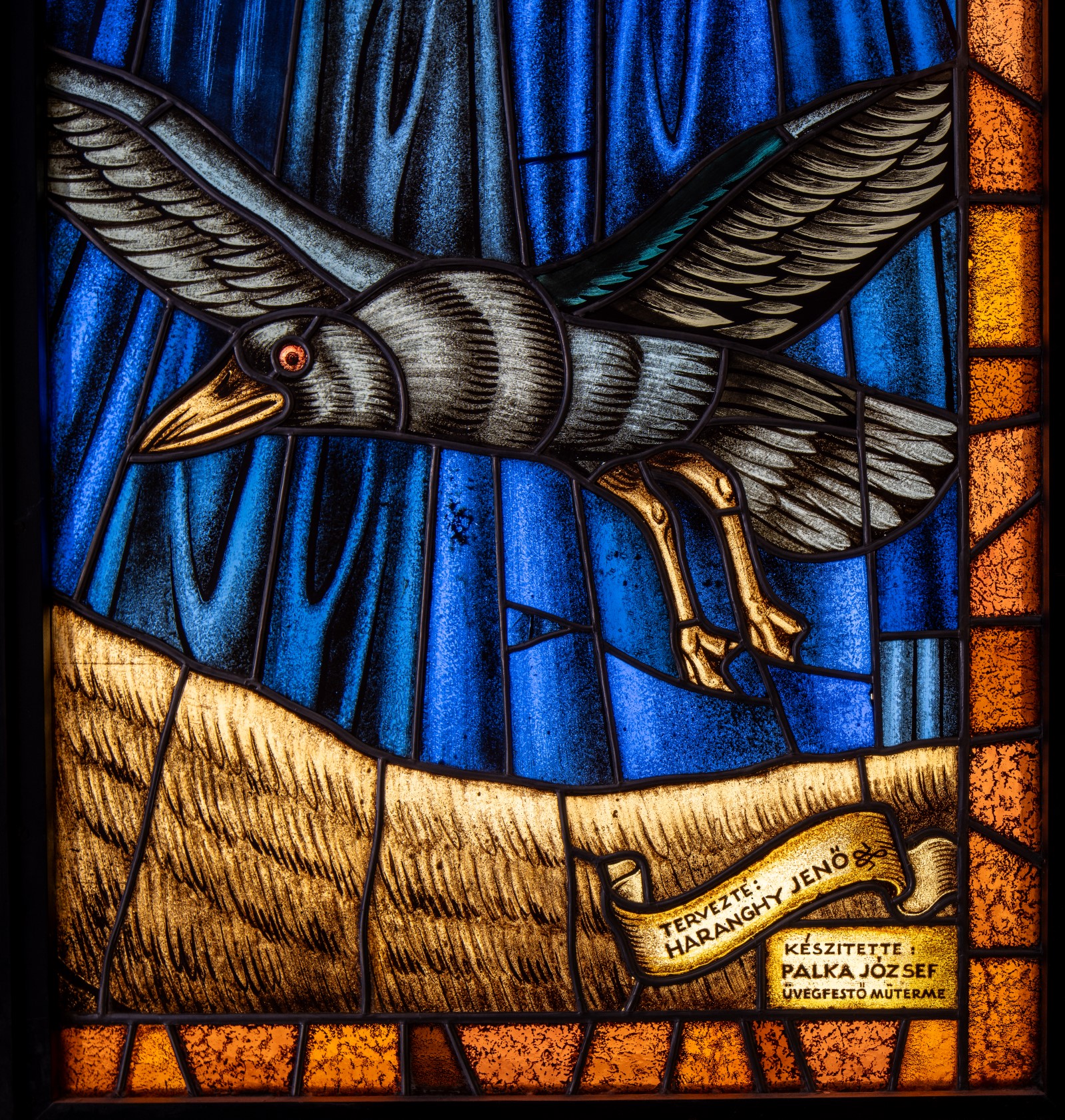 The modernist house at Városliget 8/b was designed by Tibor Szivessy and its lobby has beautiful stained glass ornaments.