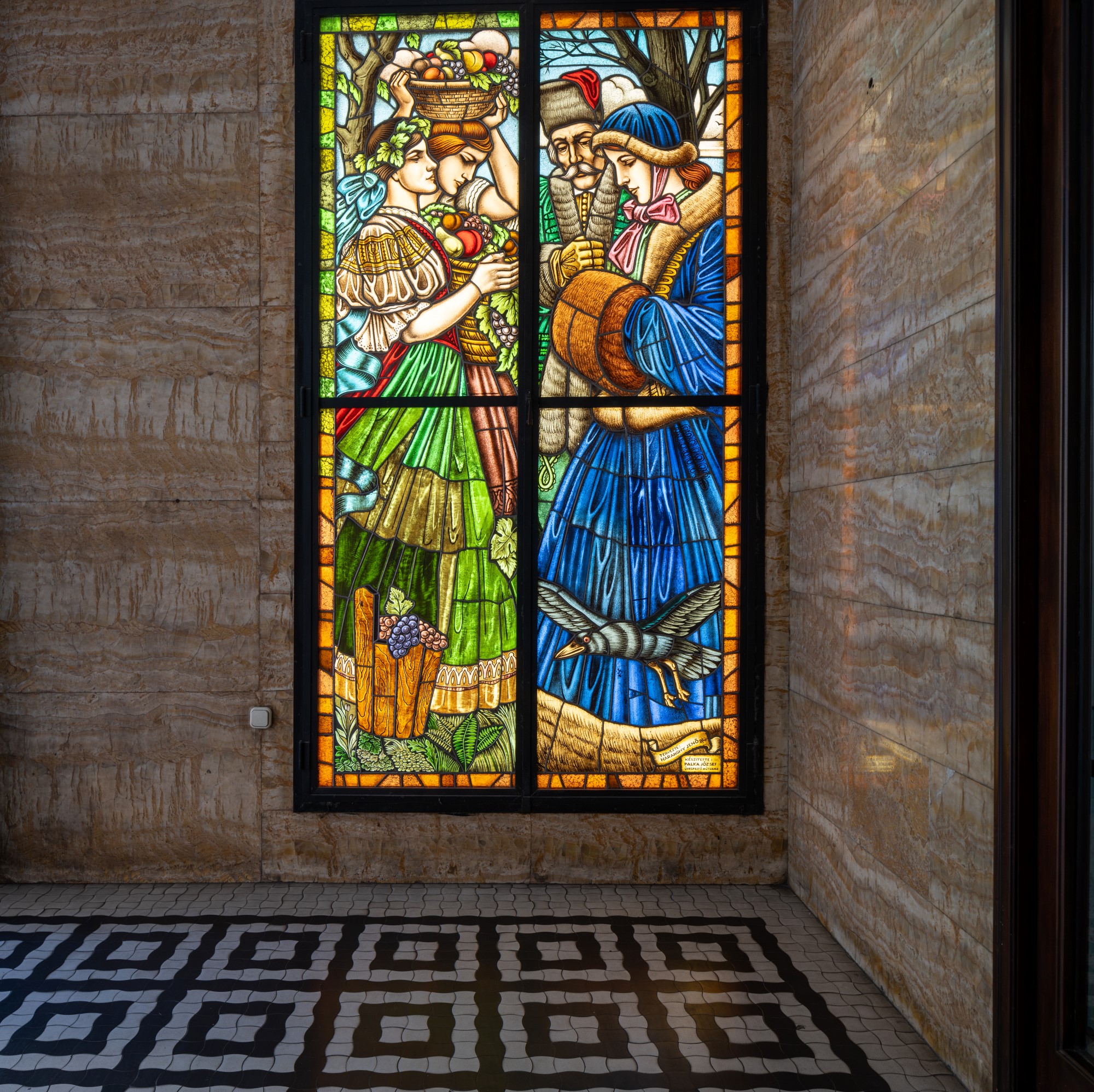 The modernist house at Városliget 8/b was designed by Tibor Szivessy and its lobby has beautiful stained glass ornaments.