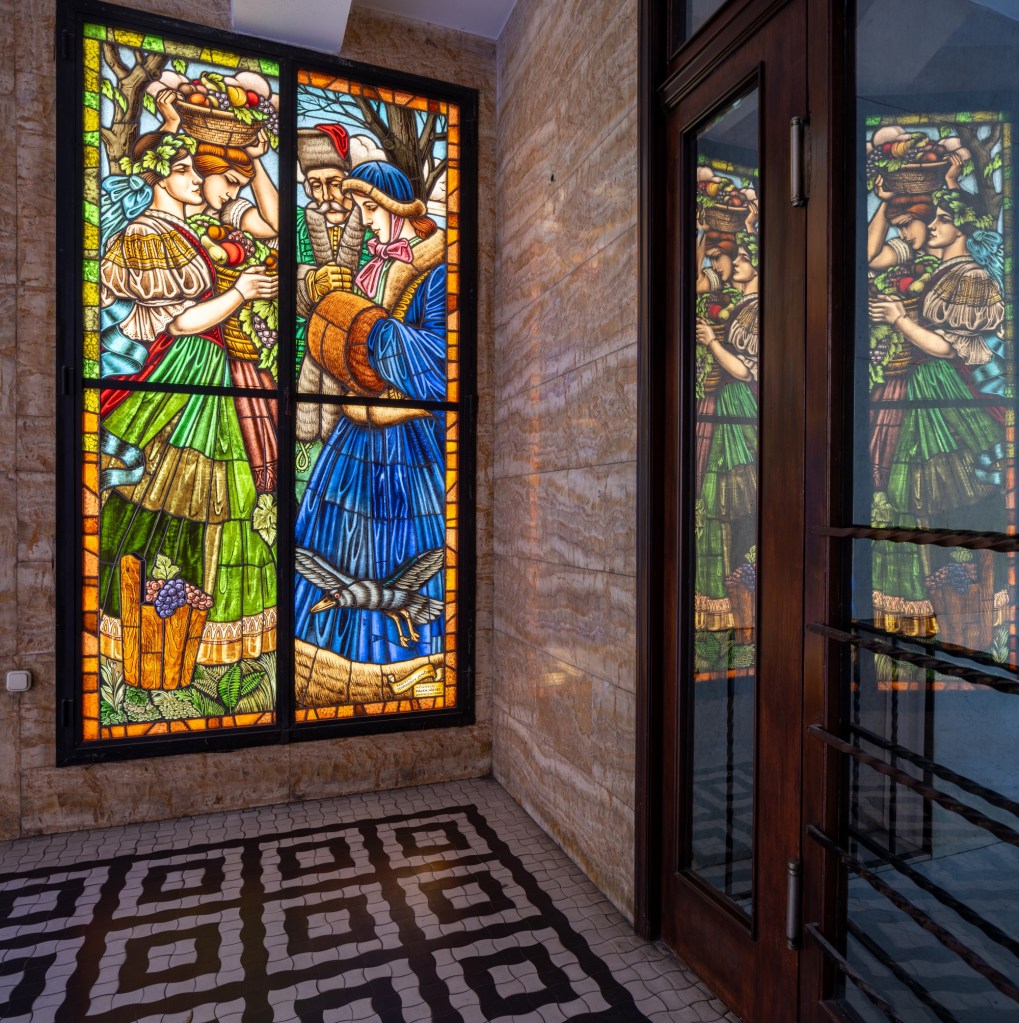 The modernist house at Városliget 8/b was designed by Tibor Szivessy and its lobby has beautiful stained glass ornaments.