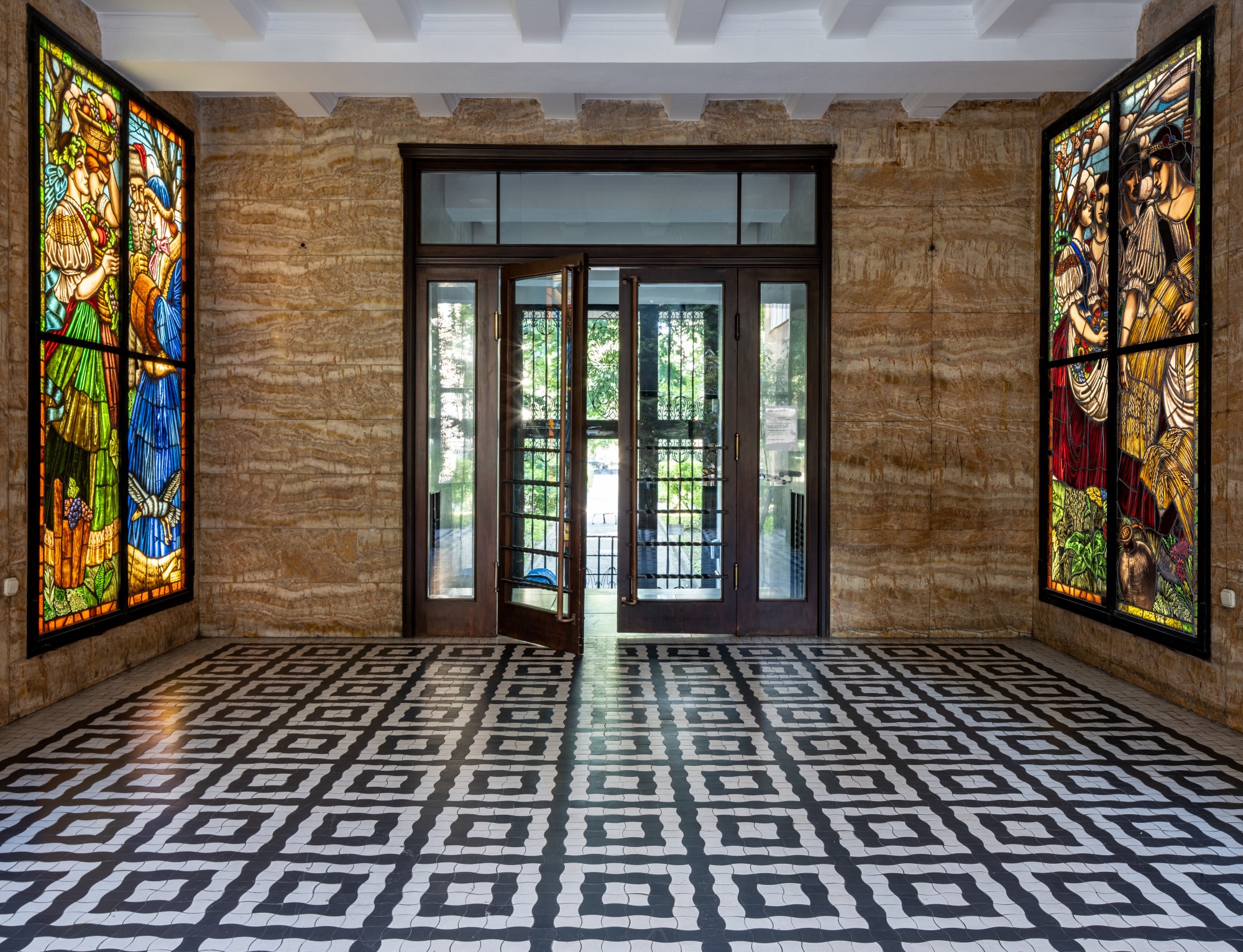 The modernist house at Városliget 8/b was designed by Tibor Szivessy and its lobby has beautiful stained glass ornaments.