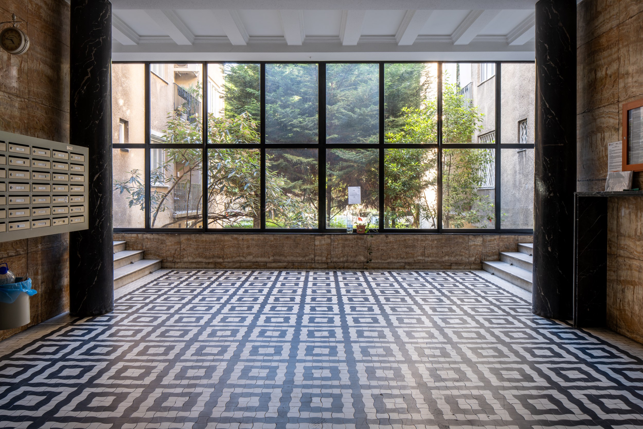 The modernist house at Városliget 8/b was designed by Tibor Szivessy and its lobby has beautiful stained glass ornaments.